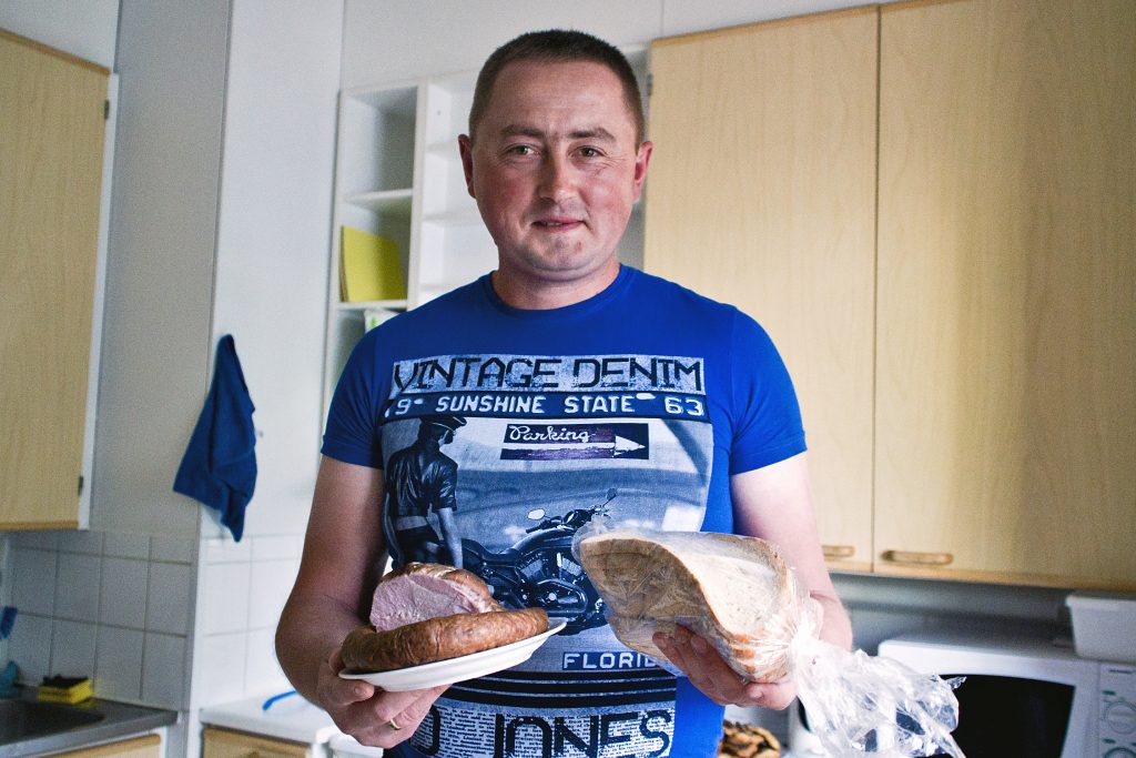 Äänekoskelta ei löydy aivan kaikkea puolalaiseen keittiöön. Marcin kertoo, että perusraaka-aineet ja lihan miehet nappaavat keskustan kaupoista mutta mausteseokset he tuovat kotimaastaan. Myös vaalea leipä on tuliaisia viimeisimmältä Puolan matkalta. 