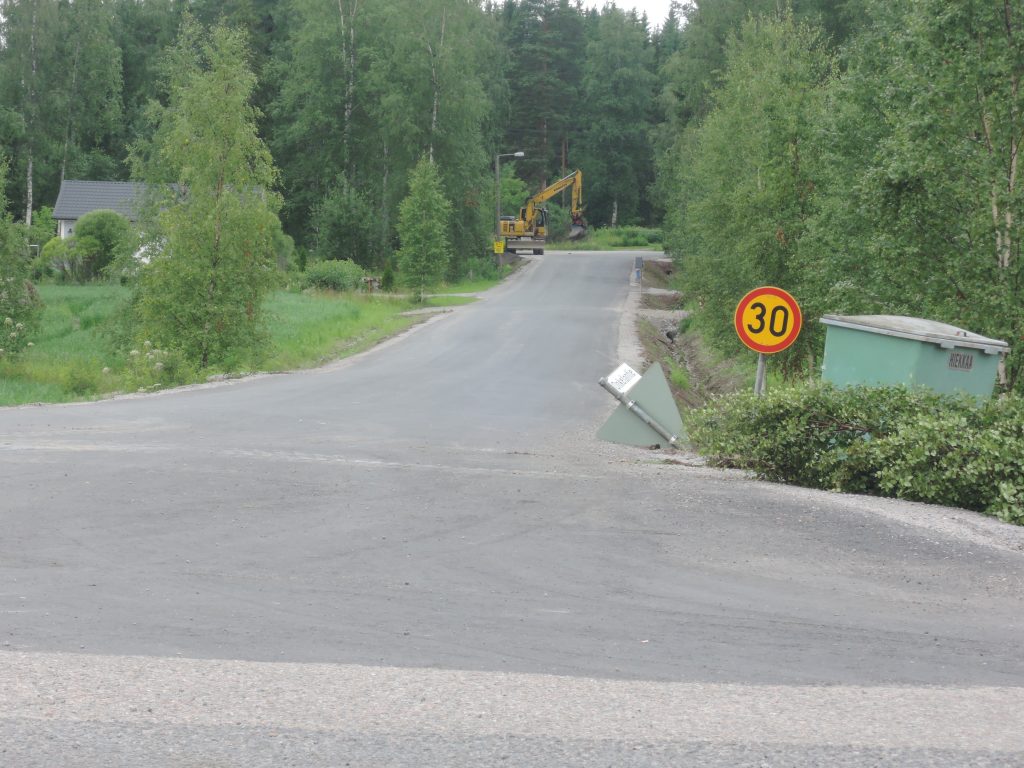 Ysikymppinen mutka oli liian tiukka jättimäiselle kuljetukselle.