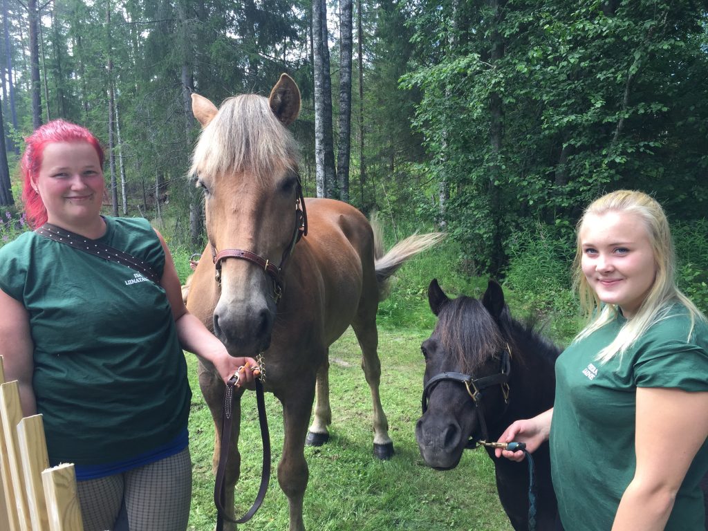 Isa Liimatainen ja Veera Laine ottivat hevoset mukaan ja tulivat iltapäivän viettoon.