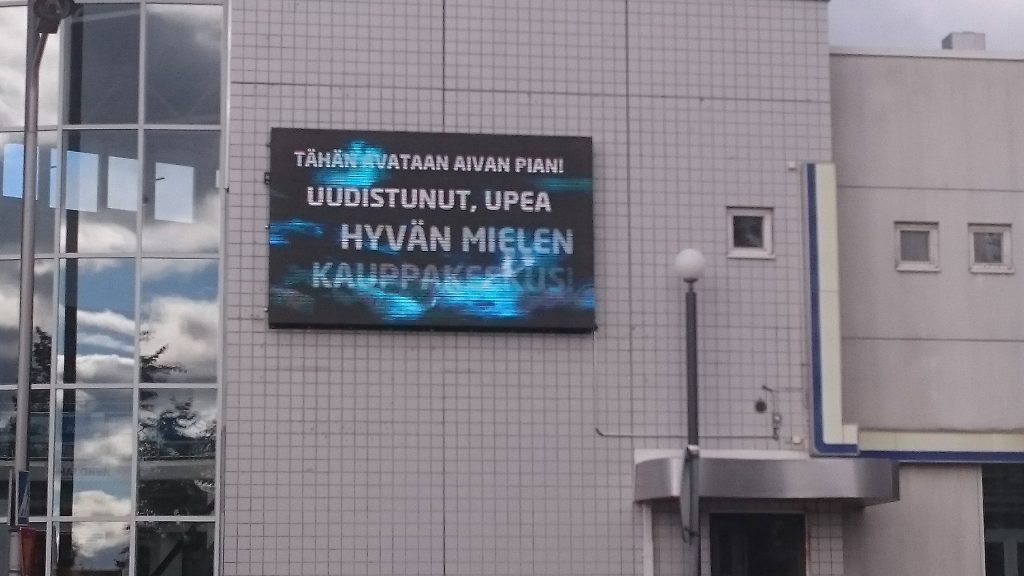 Suuri ledtaulu välkehtii Koskikeskuksen seinällä, Kauppakadun paraatipaikalla.