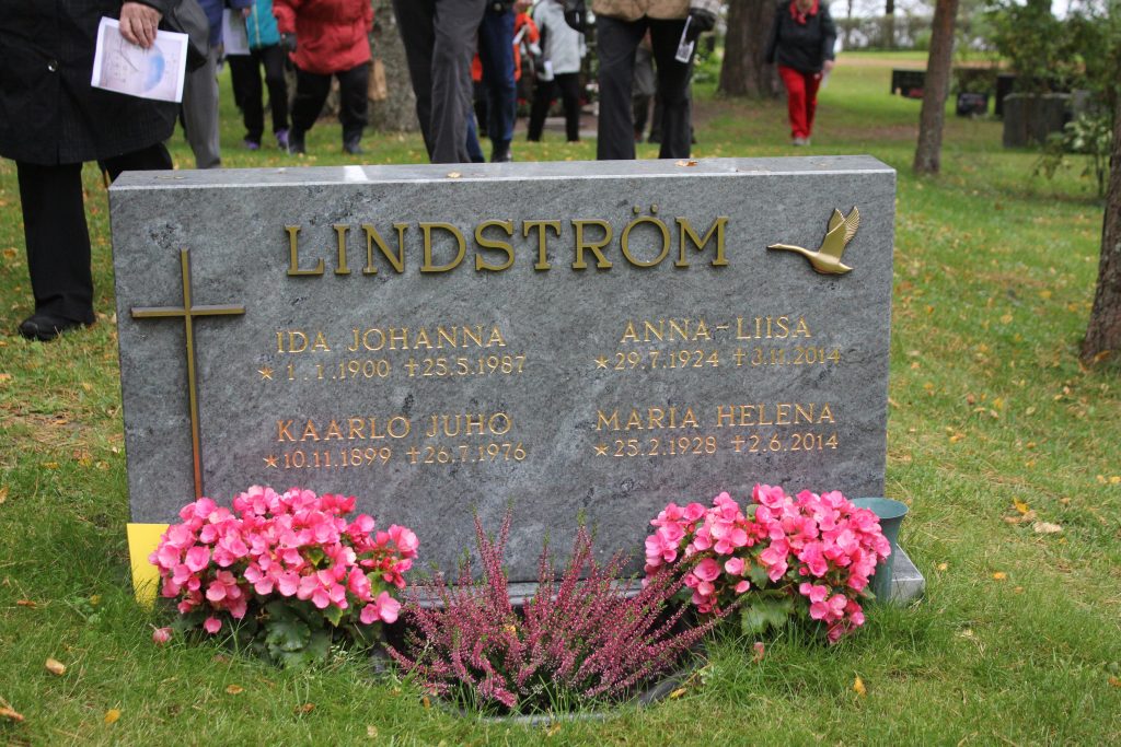 Terveyssisar Anna-Liisa Lindström kulki veneellään Pankkisillan vierelle ja jatkoi matkaa polkupyörällään. Hän oli sitkeä nainen ja tunsi äänekoskelaiset lapset ja heidän perheensä. Hän tiesi missä on puutetta ja murhetta ja koitti parhain päin myös auttaa. Pieni ja hento nainen, mutta täyttä rautaa!