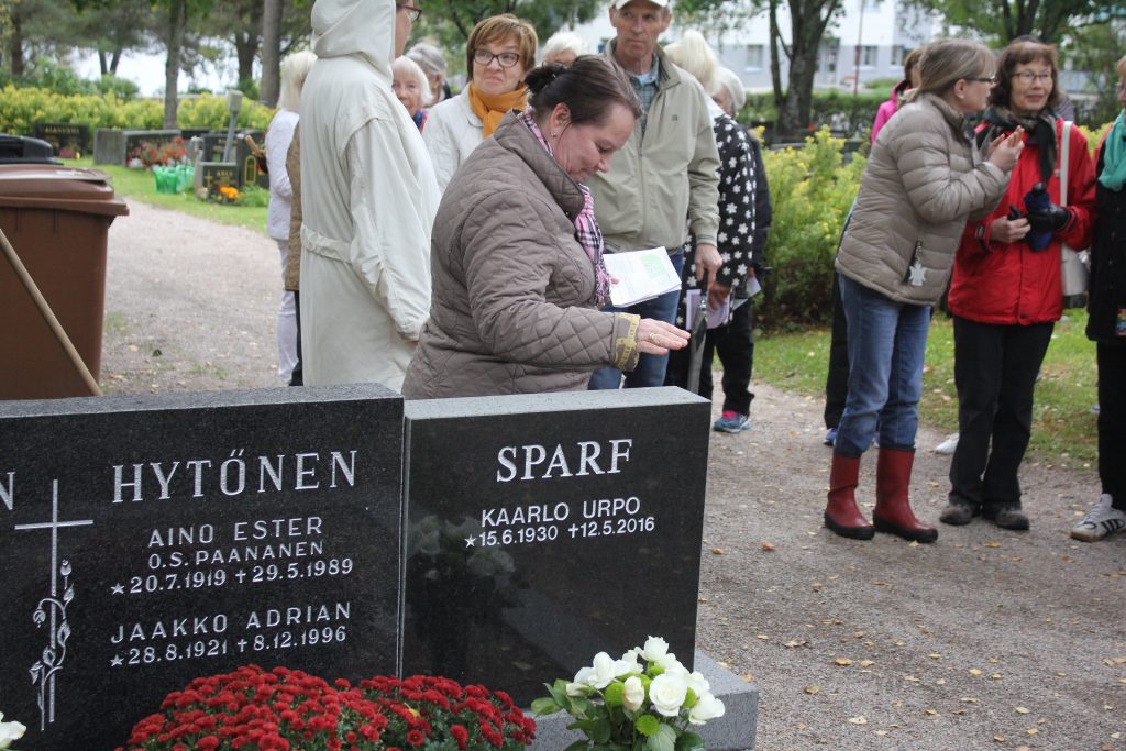 Toukokuussa kuolleen Urpo Sparfin johdolla on aiemmin järjestetty hautausmaakirroksia. Jaana Tani johdatti runsaslukuisen yleisön mielenkiintoisille haudoille. 