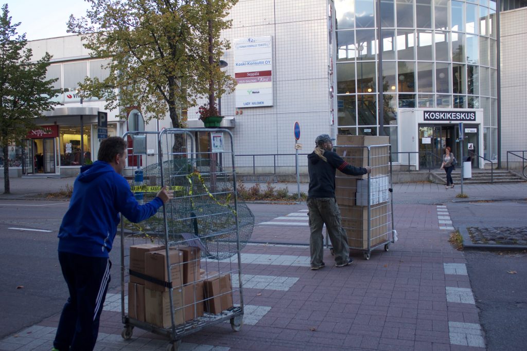 Muutto on alkanut! Huiman -03 junnujen iskät raijasivat tavaraa vauhdikkaasti uusiin tiloihin.