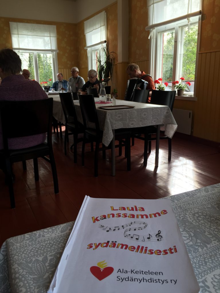 Lauluvihkossa on lauluja mistä valita. Ja mikä on laulellessa kun säestys oli ensiluokkaista!