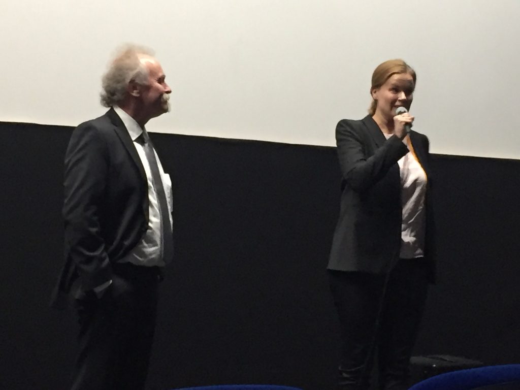 Peter Toiviainen ja ohjaaja Selma Vilhunen esittelivät elokuvan Selma sinä olet tyttö -elokuvan syntyä.