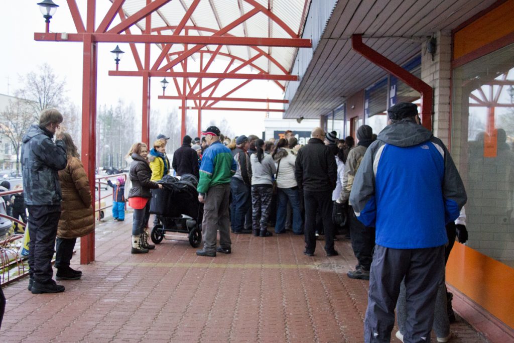 Väki jonotti sisään tunteja ennen ovien aukeamista.