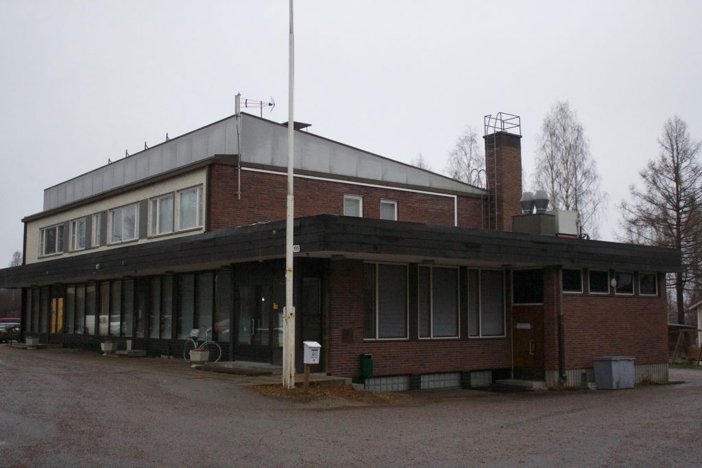Vanha Killinki,jonka pihamaalla Pyry oksentaa.