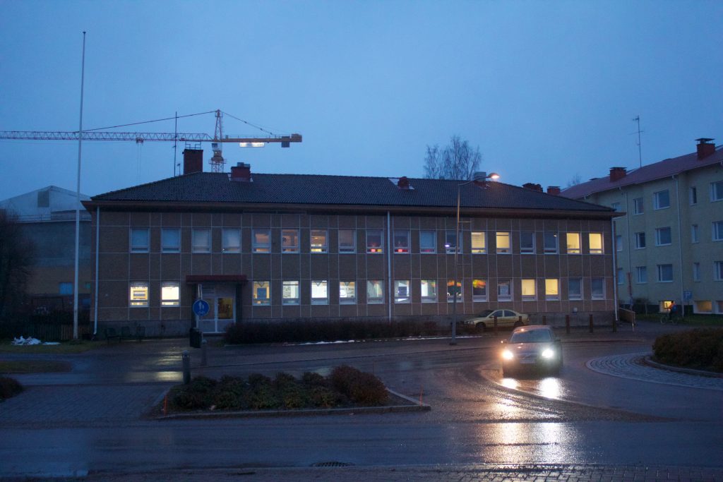 8. Kotakennääntie 2, entinen putka, jossa Pasi kuuntelee radiolähetystä ampumiensa poliisien hautajaisista.