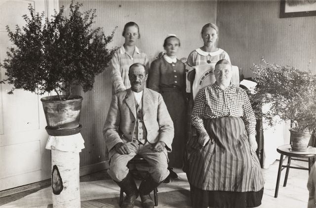 Konginkankaan kirkonisäntä Vilén perheineen kuvattuna Kajamassa vuonna 1926. Kuva: Albert Hämäläinen / Museovirasto.