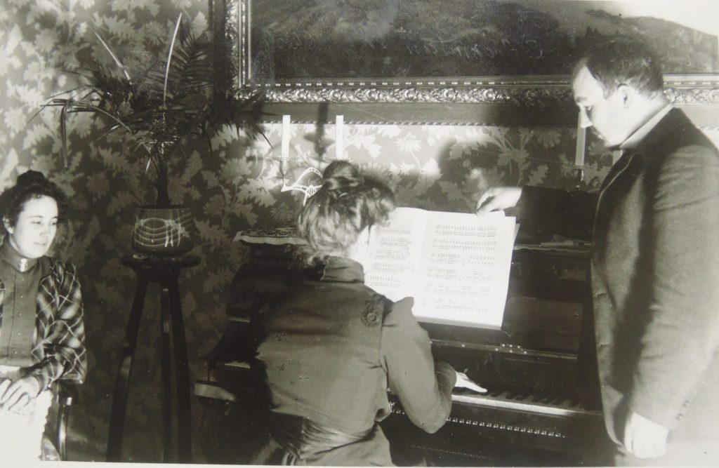 Suolahden asemalla Ahoniuksen asunnossa asemapäällikön vaimo Signe Ahonius ja hänen siskonsa Hanna musisoivat veljensä, taidemaalari Uno Alancon kanssa. Kuvannut Rudolf Ahonius. (Rainer Ahoniuksen kuvakokoelmasta Vanhan Äänekosken Kotiseutuyhdistyksen kokoelmiin kopioitu 1960-l. alussa)