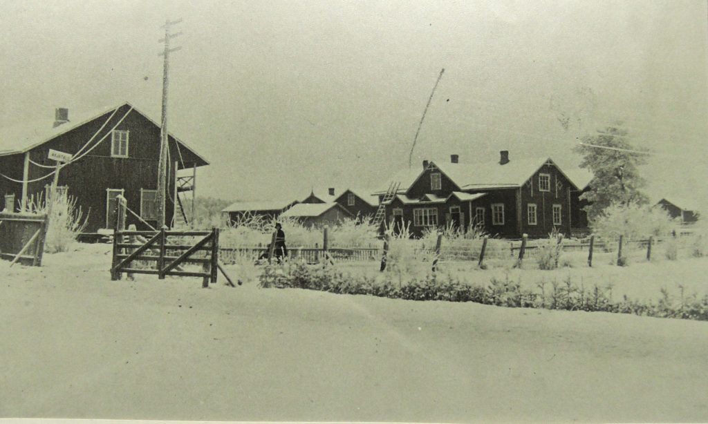 Suolahden asemlata 1906 Ahoniuksen ottamassa kuvassa näkyvät vasemmalla Kankaisen Heikin pitämä majatalo ja oikealla 1905 syksyllä aloittanut kansakoulu.