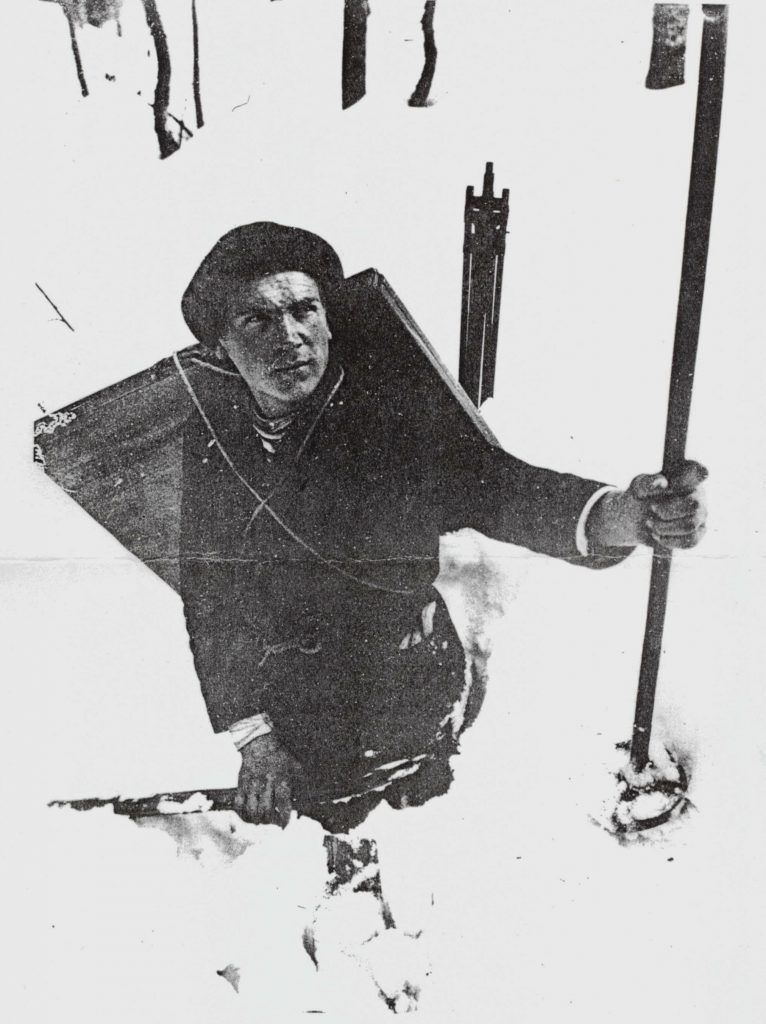Asemakirjuri Adolf Nordlund oli tuoreena työntekijä asemalla, kun joutui taiteilijan apumieheksi. Kirppuvuorelle kapuaminen ei ollut helppoa, mutta nuorelle miehelle silti seikkailua. Antoihan maailmanmies Gallen samalla mm. oppia valokuvauskoneen käytössä. Harvinainen kuva pojantyttären, Aivi Gallen-Kallelan, kokoelmista.
