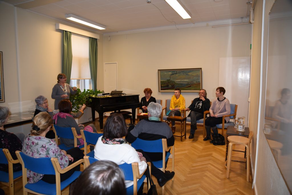 Maisa Kivi, Emmi-Inkeri Rimpilä, Ari Liimatainen ja Johanna Pisto puhuivat taitelijan elämästä ja taustavoimista.  
