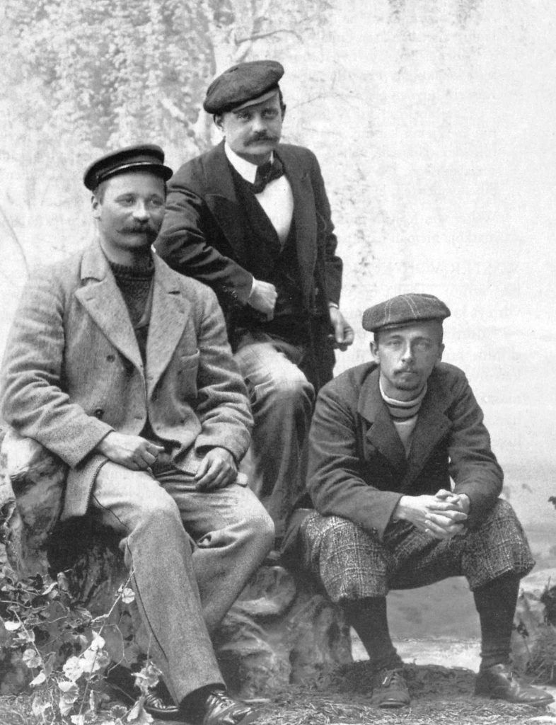 I.K.Inha, Jean Sibelius ja Eero Järnefelt yhteiskuvassa 1898. Edelliset luokkakavereita, jälkimmäiset langoksia ja suuria suomalaistaiteilijoita. Kaikilla kolmella sympatiat ja teoksia Karjalasta ja erämaista. Kuten kaikilla Suolahden taiteilija-vierailla.