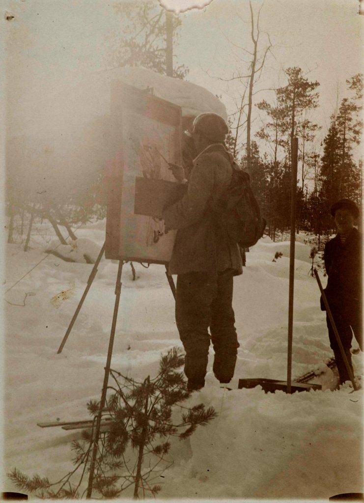 Akseli Gallen ja apumiehenä ollut asemakirjuri Adolf Nordlund Kirppuvuorella. Ehkä joku tunnistaa, mitä taulua taiteilija siinä luonnostelee. Montaa taulua ei Suolahdesta jäänyt, sillä lumipyryä oli silloin maaliskuussa miltei joka päivä ja aurinko kävi vain näyttäytymässä.