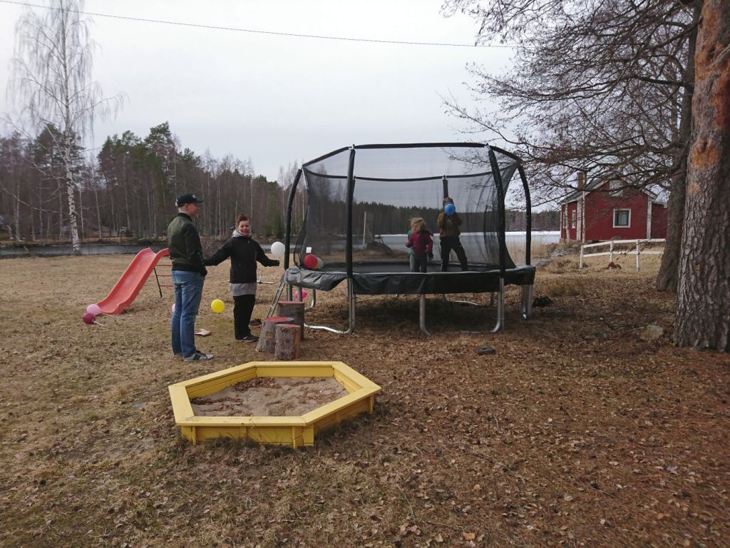 Viima ei karkottanut asiakkaita Matilan Ankkurista. Pikku pomppu lämmittää!