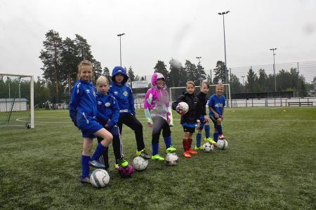 Kaisla Pirinen ja Julia Hakkarainen sekä 8-vuotias Helka Paananen