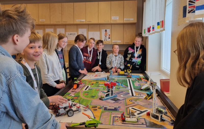 Äänekosken kouluissa panostetaan koodaamiseen ja robotiikkaan – Hietaman koulu edustaa Lego-robottirakentamisen SM-kisoissa