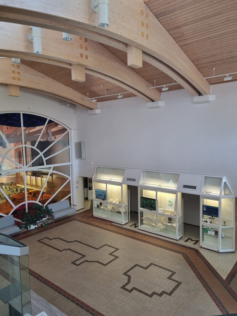 Äänekosken kaupungintalon aulan vitriineihin on koottu Metsä Groupin näyttely