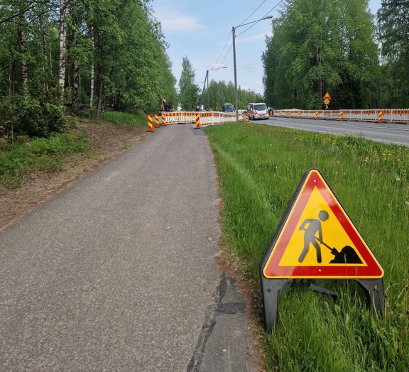 Kaukolämpölinjan rakentaminen alkanut Suolahden ja Äänekosken välille maantien 642 viereisen jalankulku- ja pyöräilyväylän alle