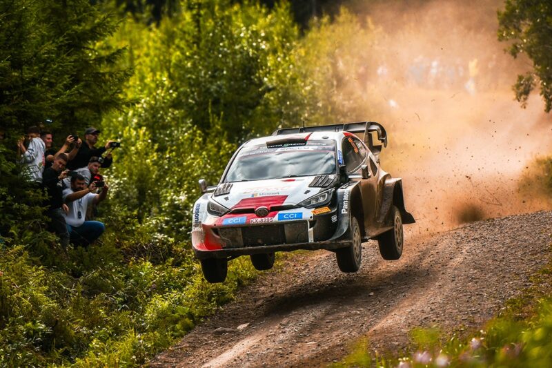 Kalle Rovanperä ykköseksi Saarikkaalla - hän johtaa Secto Rally Finlandin kokonaiskisaa seitsemän erikoiskokeen jälkeen