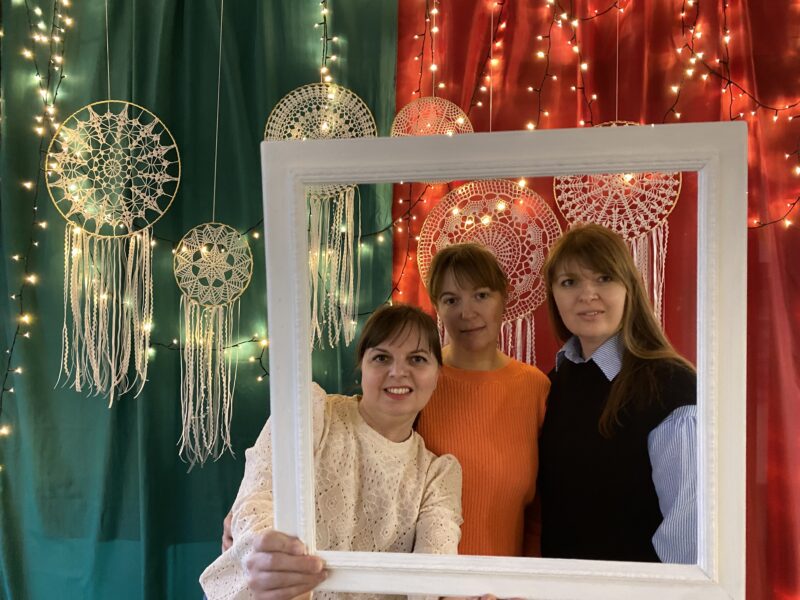 Lumihiutaleita hiljalleen - ukrainalaista virkkaustaidetta Koskelassa