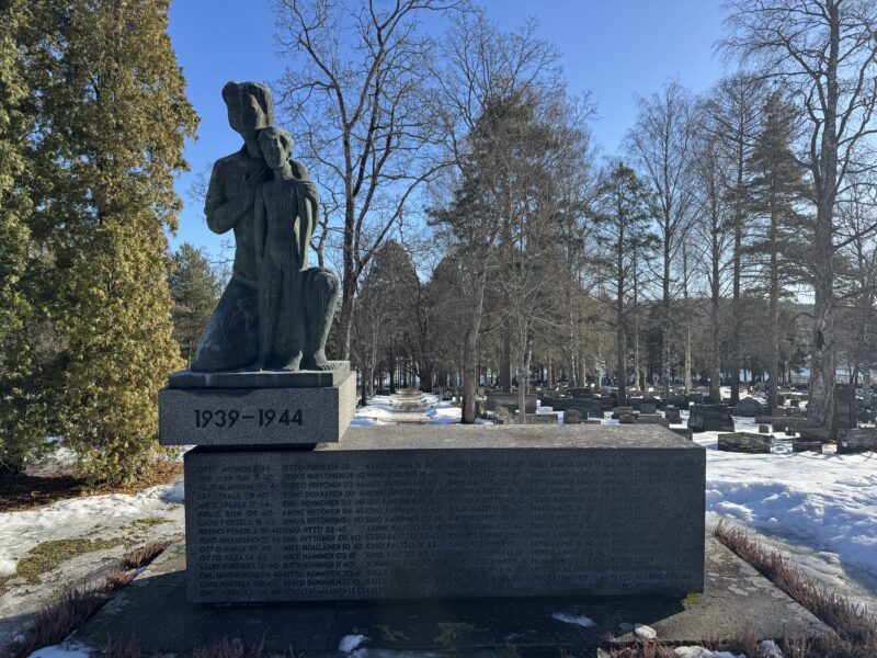 Anna-Riitta Pentinpuro Äänekosken sankarihaudan kunniakäynnillä: