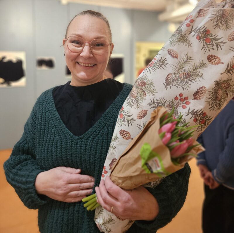 Kukkatöitä -näyttelyssä Ia Könnin teokset ovat kesää ikävöivä kokonaisuus