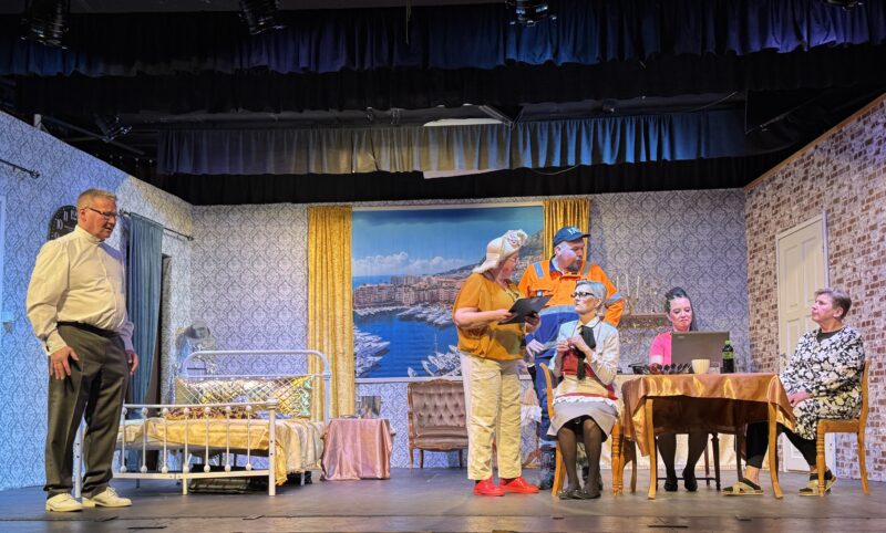 Mitäs me miljonäärit on veijarikomedia, josta tunnistaa nykymenon - ja itsensä