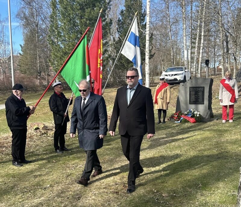 Vapun perinteinen kunniakäynti vakaumuksensa puolesta kaatuneiden muistokivelle