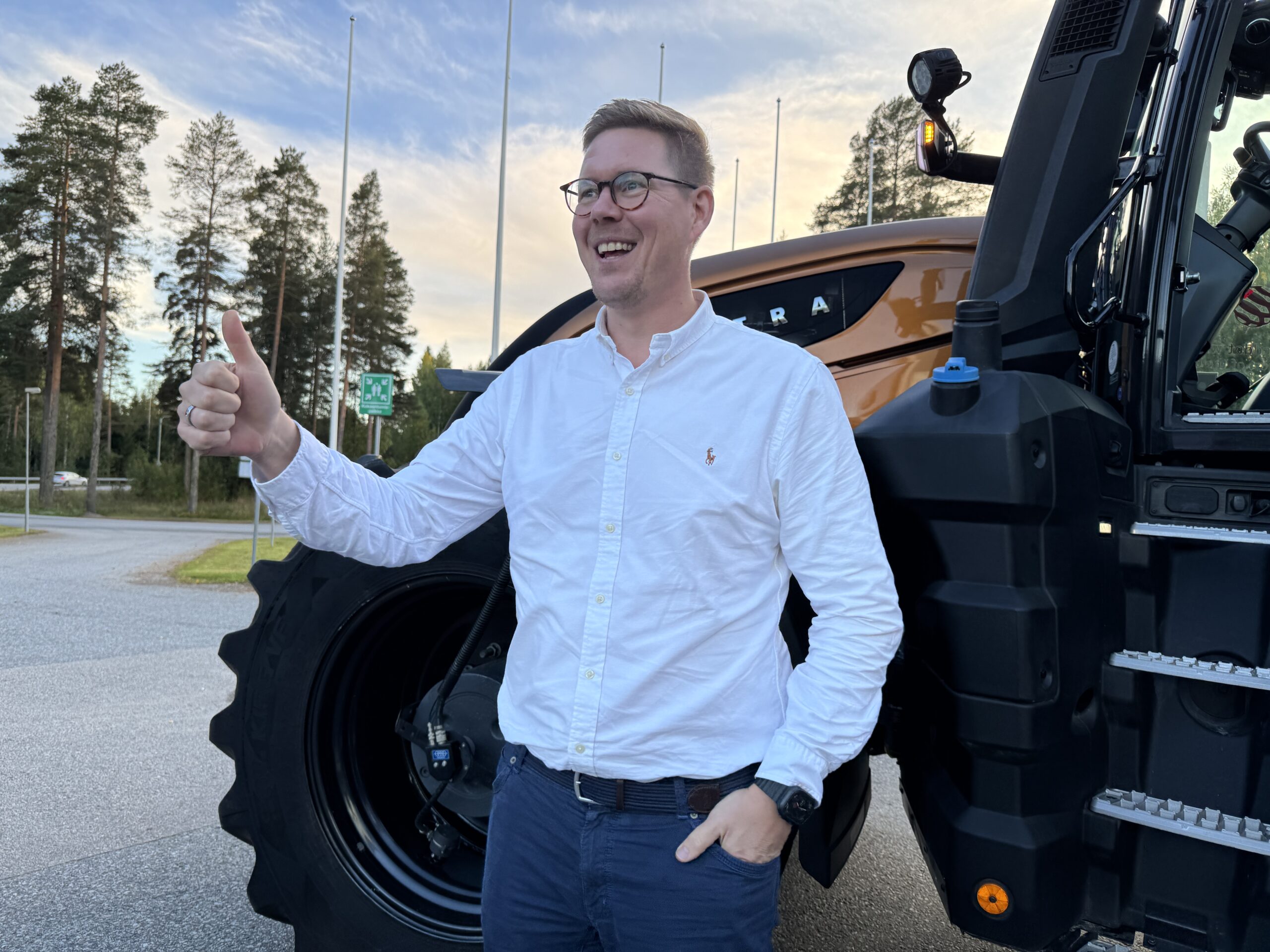 Antti Lindtman pääsi testaamaan tuliterää traktoria: 