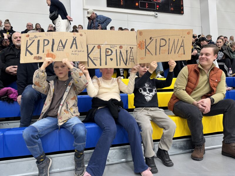 Kipinä Basket dominoi kotiareenallaan ja kaatoi sarjakärki Tapiolan Hongan
